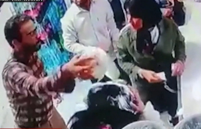 Βίντεο: Ιρανός πέταξε γιαούρτι σε δύο γυναίκες που δεν φορούσαν χιτζάμπ