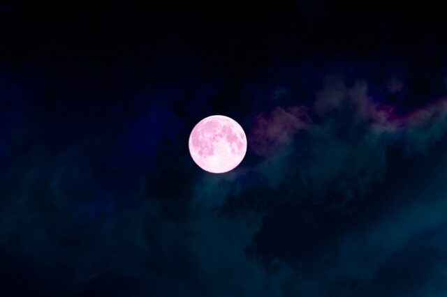 Ροζ Πανσέληνος: Απόψε το πρώτο φεγγάρι της Άνοιξης – Από πού πήρε το όνομά της