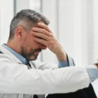 Εξουθενωμένοι γιατροί και νοσηλευτές στα νοσοκομεία του ΕΣΥ από τις ελλείψεις προσωπικού