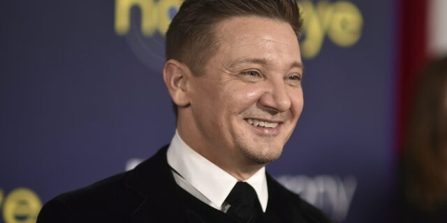 Jeremy Renner: Στέκεται πλέον στα πόδια του μετά το ατύχημα – Η δημόσια εμφάνιση με μπαστούνι