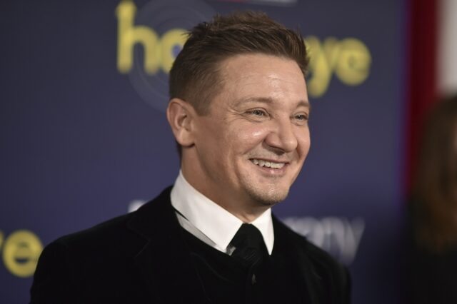 Jeremy Renner: Στέκεται πλέον στα πόδια του μετά το ατύχημα – Η δημόσια εμφάνιση με μπαστούνι