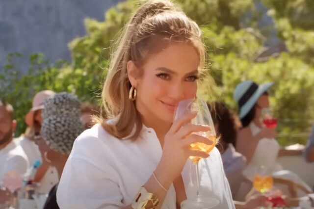 Jennifer Lopez: Σάλος με διαφημιστικό για ποτό, ενώ η ίδια δεν πίνει