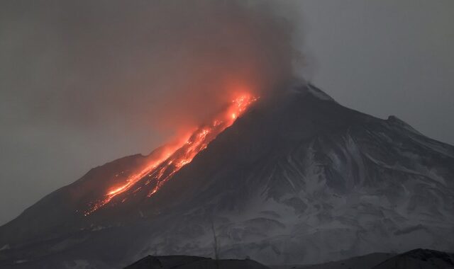 Ρωσία: Εξερράγη το ηφαίστειο Σιβέλιτς – Απειλούνται οι αερομεταφορές