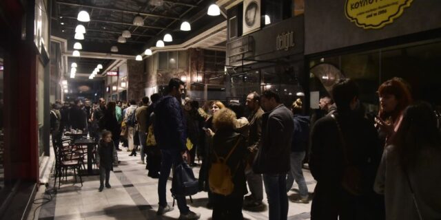Πλήθος κόσμου στο κάλεσμα στήριξης των κινηματογράφων Ιντεάλ, Άστορ, Ίριδα