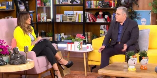 Κουτσούμπας στη Γερμανού: Πώς βγήκε το “αυτοί είστε” – Τα άπταιστα γαλλικά και η ιστορία με την κόρη του