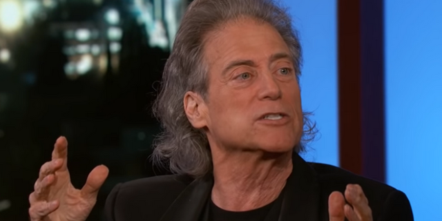 Richard Lewis: Ο ηθοποιός ανακοίνωσε ότι διαγνώσθηκε με Πάρκινσον – “Αυτό ήταν”