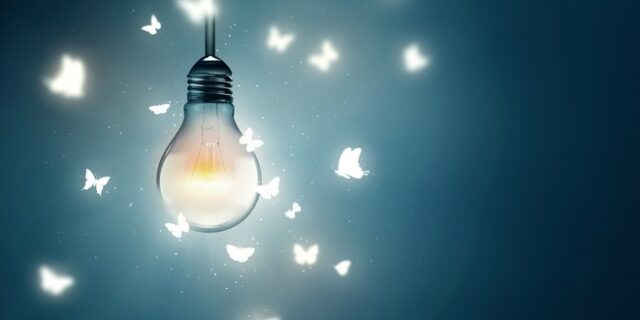 Διαλύθηκε ο μύθος για το λόγο που “αυτοκτονούν” τα έντομα στις λάμπες μας