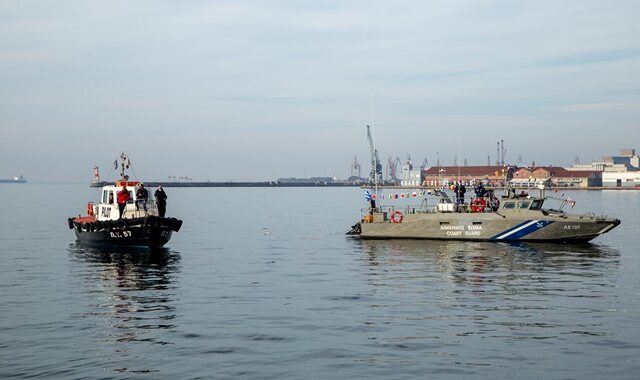 Θεσσαλονίκη: Συναγερμός για θαλάσσια ρύπανση στο λιμάνι – Υπερχείλισε δεξαμενή πετρελαίου φορτηγού πλοίου