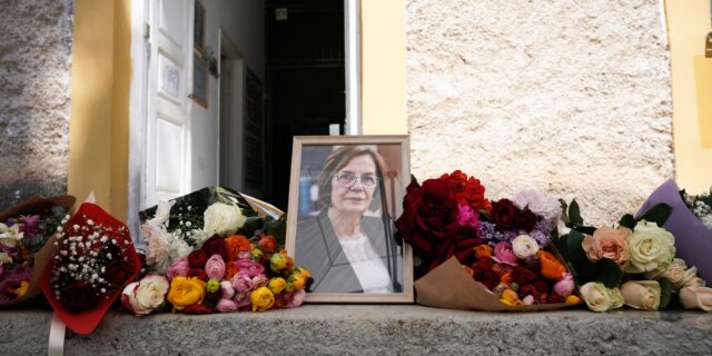 Μυρσίνη Ζορμπά: “Και μια κηδεία – όχι – σαν όλων των ανθρώπων τις κηδείες”