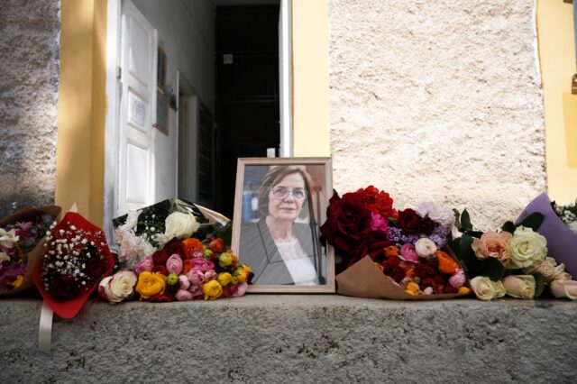 Μυρσίνη Ζορμπά: “Και μια κηδεία – όχι – σαν όλων των ανθρώπων τις κηδείες”