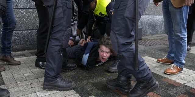 Αντιμέτωπος με αντιδράσεις ο Μακρόν: Συλλήψεις διαδηλωτών κατά την επίσκεψη στην Ολλανδία