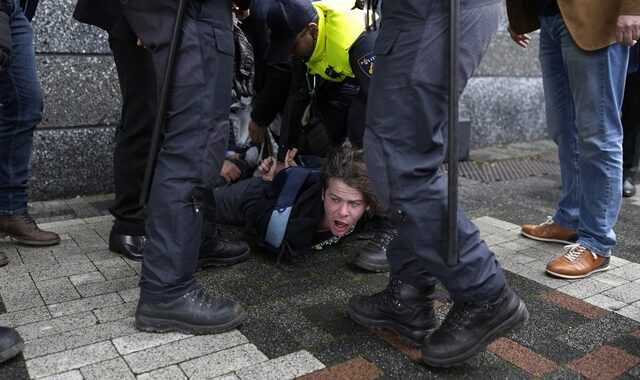 Αντιμέτωπος με αντιδράσεις ο Μακρόν: Συλλήψεις διαδηλωτών κατά την επίσκεψη στην Ολλανδία