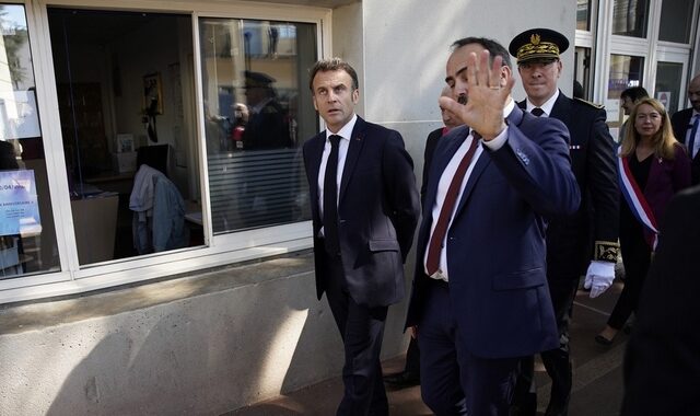 Γαλλία: Απεργοί έκοψαν το ρεύμα στο γυμνάσιο Louise Michel κατά την επίσκεψη Μακρόν