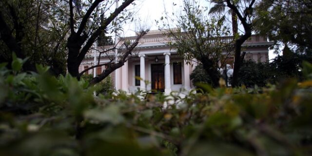 Το Μαξίμου κόβει τα σενάρια “αποστασίας”, γαλάζιος πολιτευτής “καρφώνεται”