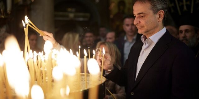 Στην Τήνο με τη σύζυγό του ο Πρωθυπουργός