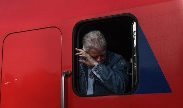 Τρένα: Συγκινημένος ο πρόεδρος του ΟΣΕ στο πρώτο δρομολόγιο μετά την τραγωδία στα Τέμπη