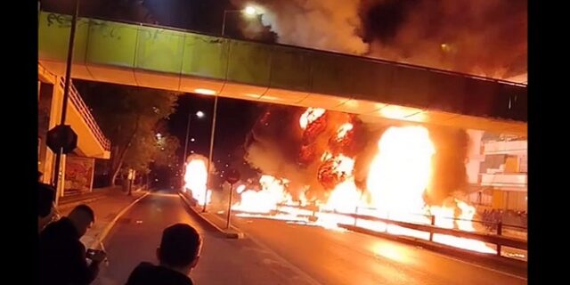 Ανάσταση στον Νέο Κόσμο: Μολότοφ, κροτίδες και βεγγαλικά – Σύγκρουση με την Αστυνομία και φωτιές σε κάδους