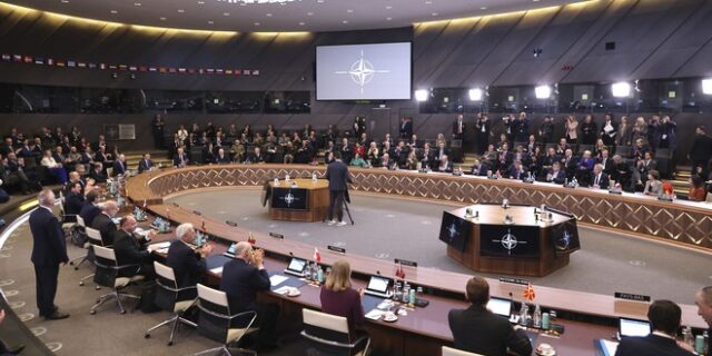 Η “ευθυγράμμιση” Κίνας – Ρωσίας τάραξε ΝΑΤΟ και ΕΕ: Μακρόν και Φον ντερ Λάιεν στο Πεκίνο