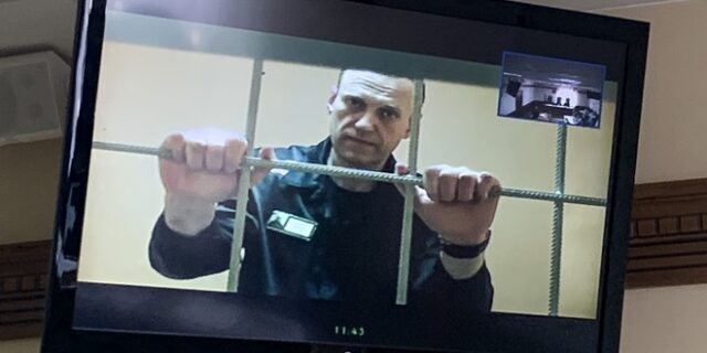 Ναβάλνι: Στο εδώλιο για νέα ποινική δικογραφία 700 σελίδων – Φόβοι ότι δηλητηριάζεται