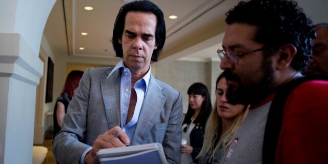 Ο Nick Cave δηλώνει κεντρώος: “Απλώς δεν μπορώ να είμαι σίγουρος για οτιδήποτε”