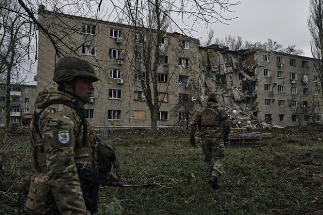 Πόλεμος στην Ουκρανία: Συνεχίζονται οι συγκρούσεις ανήμερα του Πάσχα – Δύο έφηβοι νεκροί από ρωσικά πυρά