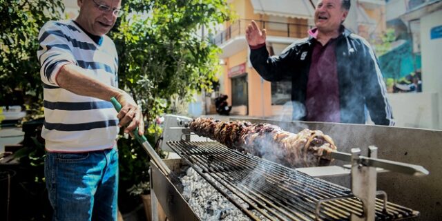 Πάσχα στην Αθήνα: Με το ψήσιμο του οβελία συνεχίζεται ο εορτασμός – Σούβλες μέχρι και στα μπαλκόνια