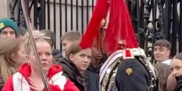 “Ακίνητος” φρουρός ουρλιάζει σε επισκέπτρια που στήθηκε για φωτογραφία και έγινε viral