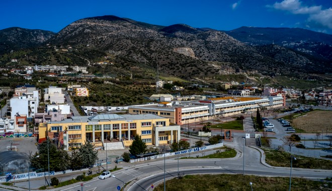 Κατάληψη στο Πανεπιστήμιο Θεσσαλίας – Φοιτητές καταγγέλλουν ότι τους έδωσαν ληγμένα τρόφιμα