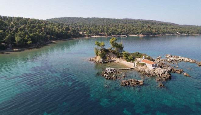 Drone βίντεο: Το νησάκι στη Βόρεια Εύβοια που μπορείς να φτάσεις κολυμπώντας