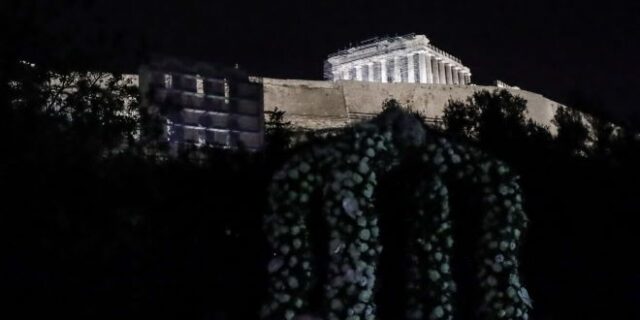 ‘Ω γλυκύ μου έαρ’ – Επιβλητικοί και ανθισμένοι επιτάφιοι ανά την Ελλάδα