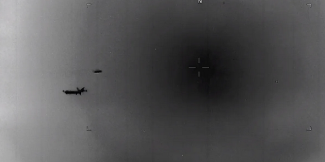 Νέο βίντεο με “UFO” δημοσίευσε το Πεντάγωνο – Πέταξε δίπλα από αεροσκάφος στη Νότια Ασία