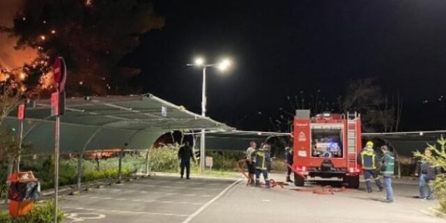 Ραφήνα: Υπό έλεγχο η φωτιά – Απεγκλωβίστηκε ένα άτομο