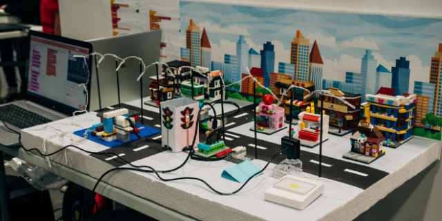 1.200 μαθητές ανέπτυξαν τεχνολογικές λύσεις για μια «έξυπνη» πόλη, πιο φιλική για τον άνθρωπο και το περιβάλλον