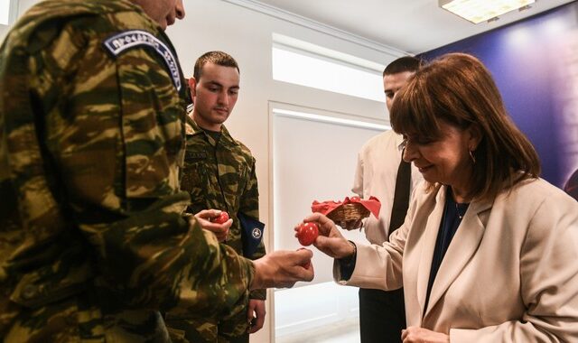Κατερίνα Σακελλαροπούλου: Αντάλλαξε ευχές και τσούγκρισε αυγά με τους εύζωνες της Προεδρικής Φρουράς