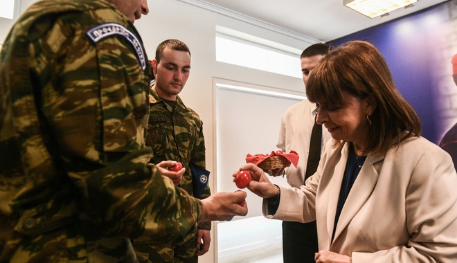 Κατερίνα Σακελλαροπούλου: Αντάλλαξε ευχές και τσούγκρισε αυγά με τους εύζωνες της Προεδρικής Φρουράς
