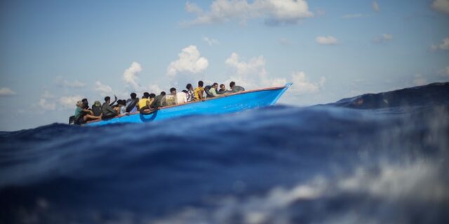 Ιταλία: Η ακτοφυλακή διέσωσε περίπου 600 ανθρώπους που επέβαιναν σε σκάφος