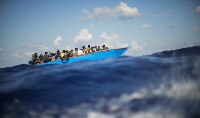Ιταλία: Η ακτοφυλακή διέσωσε περίπου 600 ανθρώπους που επέβαιναν σε σκάφος