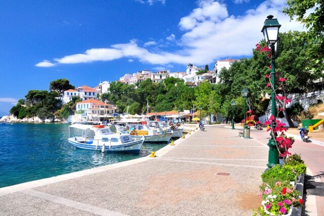 Ποιο ελληνικό νησί εξυμνεί η βρετανική Sun – “Η Ελλάδα είναι υπέροχη μακριά από τους τουρίστες”