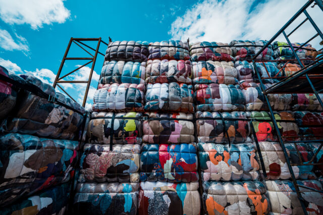 Τα μεταχειρισμένα ρούχα που ρίχνεις στους ειδικούς κάδους, δεν καταλήγουν εκεί που φαντάζεσαι
