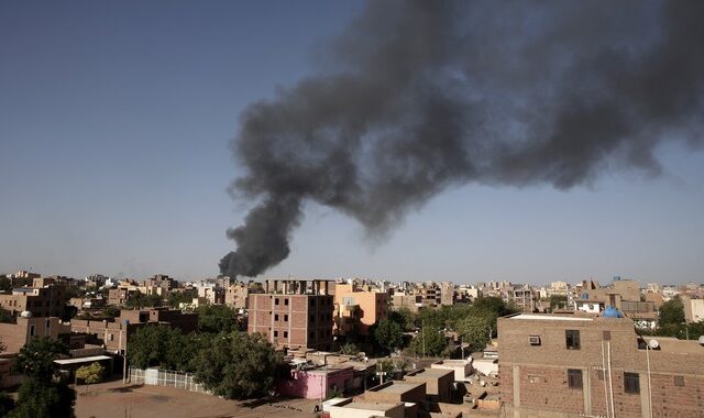 Σουδάν: Μαζικές εκκενώσεις εν μέσω πυρών – Ανησυχία και εκκλήσεις από Ε.Ε.