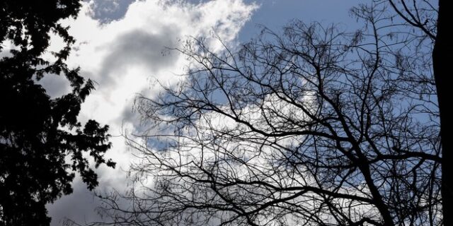 Καιρός: Βελτιωμένος με αραιή συννεφιά – Βροχές την Τρίτη