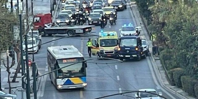 Κίνηση στους δρόμους: Τροχαίο στο ύψος του Χίλτον – Στο “κόκκινο” η Βασιλίσσης Σοφίας