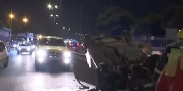 Καραμπόλα τριών οχημάτων στον Σκαραμαγκά – Αναποδογύρισε αυτοκίνητο, ένας τραυματίας