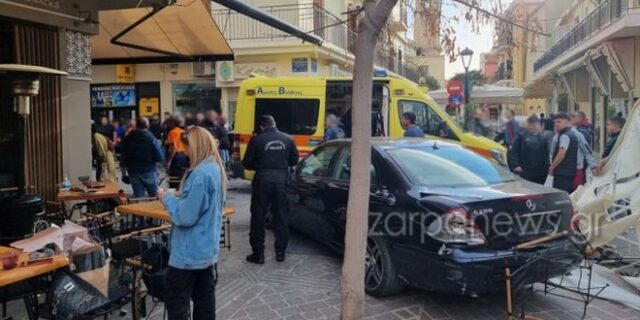 Βίντεο: Η στιγμή που αυτοκίνητο πέφτει σε πελάτες καφετέριας στα Χανιά
