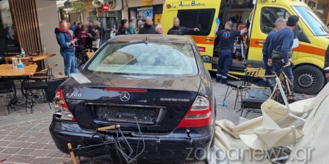 Χανιά: Αυτοκίνητο με 80χρονο οδηγό “καρφώθηκε” σε καφετέρια στην Παλιά Πόλη – Δύο τραυματίες