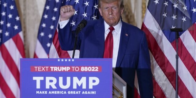 Τραμπ: Τα χειρότερα σενάρια για τις ΗΠΑ που επαληθεύτηκαν στην “σουρεαλιστική” μέρα του στο δικαστήριο