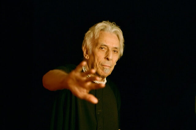 John Cale πριν το Ηρώδειο – Drone, νεκροψίες και ένας ζουρλομανδύας που μπήκε αργότερα