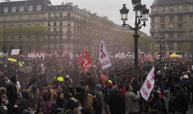Γαλλία: Ο Μακρόν υπέγραψε τον νόμο για συνταξιοδότηση στα 64