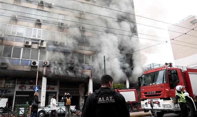 Πειραιάς: Υπό έλεγχο η φωτιά στο χρωματοπωλείο – Έλλειψη μέτρων ασφαλείας καταγγέλλει το Διοικητικό Πρωτοδικείο