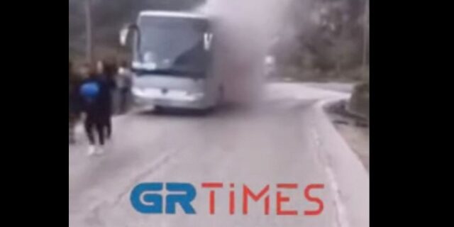 Μέτσοβο: Η στιγμή που το σχολικό λεωφορείο τυλίγεται στις φλόγες